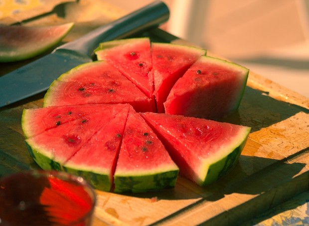 A melancia é uma fruta rica em água, leve e refrescante (Foto: Pixabay/Vivacia/CreativeCommons)