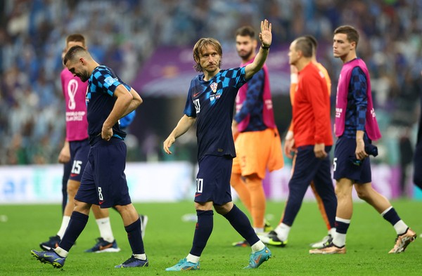 Modric e jogadores da Croácia deixam gramado após derrota para a Argentina — Foto: REUTERS/Carl Recine
