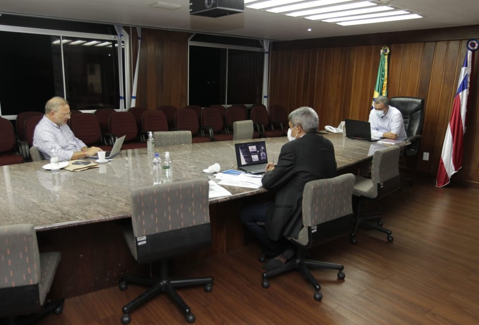 Rui Costa se reuniu para discutir os critérios que darão estrutura para que o retorno às aulas presenciais na Bahia possa acontecer. — Foto: Fernando Vivas/Govba