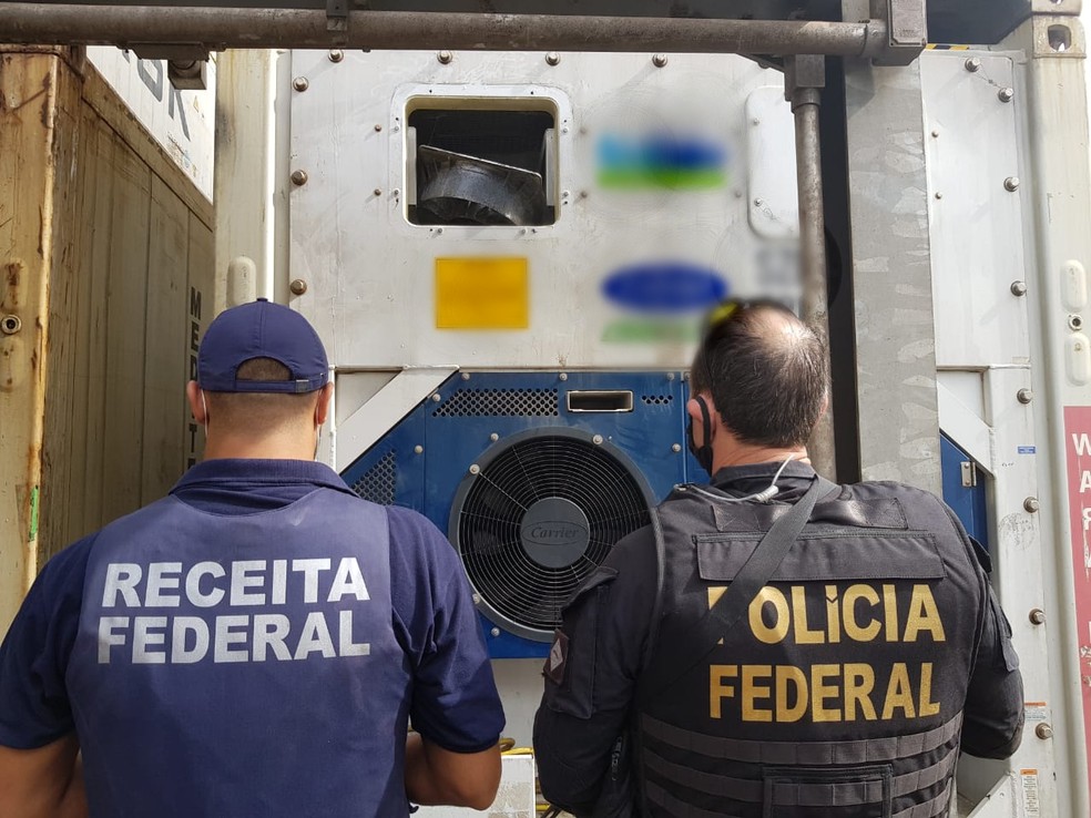 Agentes localizaram pacotes de cocaína dentro de contêineres, em Paranaguá, nesta quinta-feira (11) — Foto: Divulgação/Receita Federal