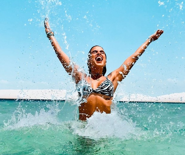 Carol Peixinho se refresca em banho de mar (Foto: Reprodução/Instagram)