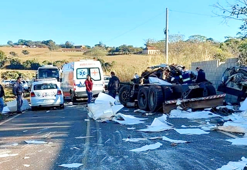 Homem morre em acidente entre dois caminhões e um carro em Igaraçu do Tietê — Foto: Arquivo pessoal