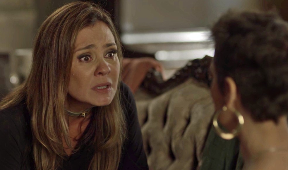 Lau promete dar o troco em quem fez Karola sofrer — Foto: TV Globo