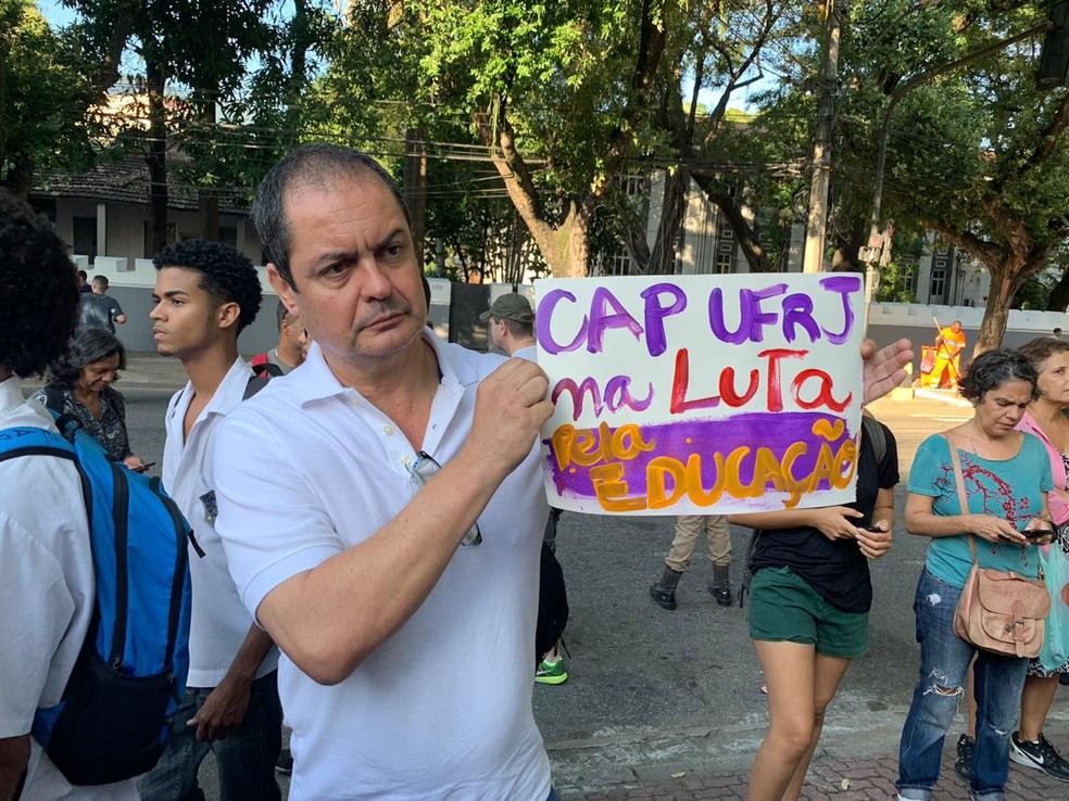 Davi Marques da Costa, pai de uma aluna do oitavo ano do Cap-UFRJ, participa de ato contra corte de verbas — Foto: Fernanda Rouvenat / G1