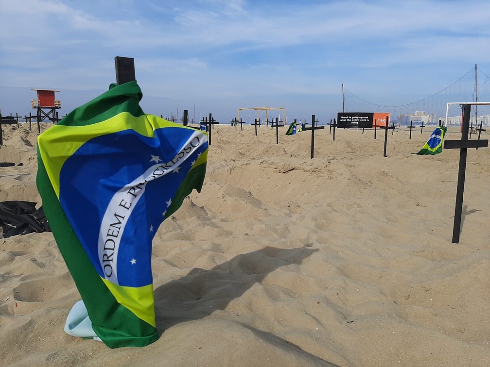 ONG Rio de Paz faz ato na areia de Copacabana na manhã desta quinta (11) — Foto: Daniel Silveira / G1