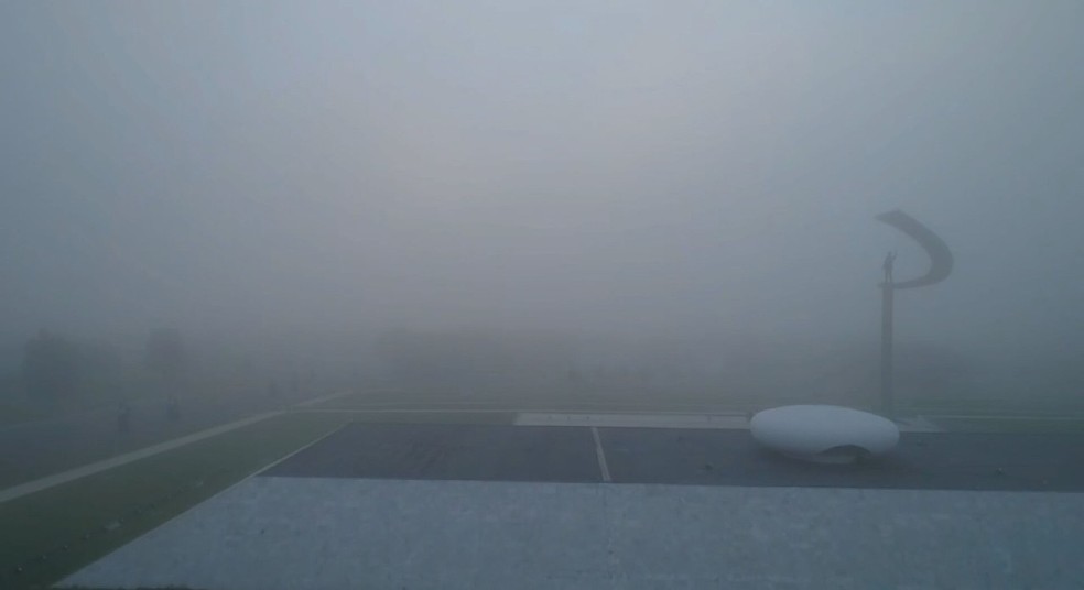 Memorial JK, em Brasília, amanhece tomado por nevoeiro nesta segunda-feira (5) — Foto: TV Globo/Reprodução