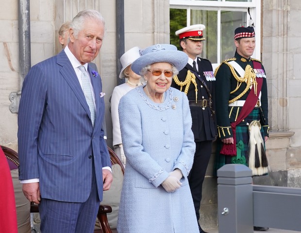 Em 30 de junho, Elizabeth II e príncipe Charles acompanharam o desfile da Royal Company of Archers em Edimburgo (Foto: Getty Images)