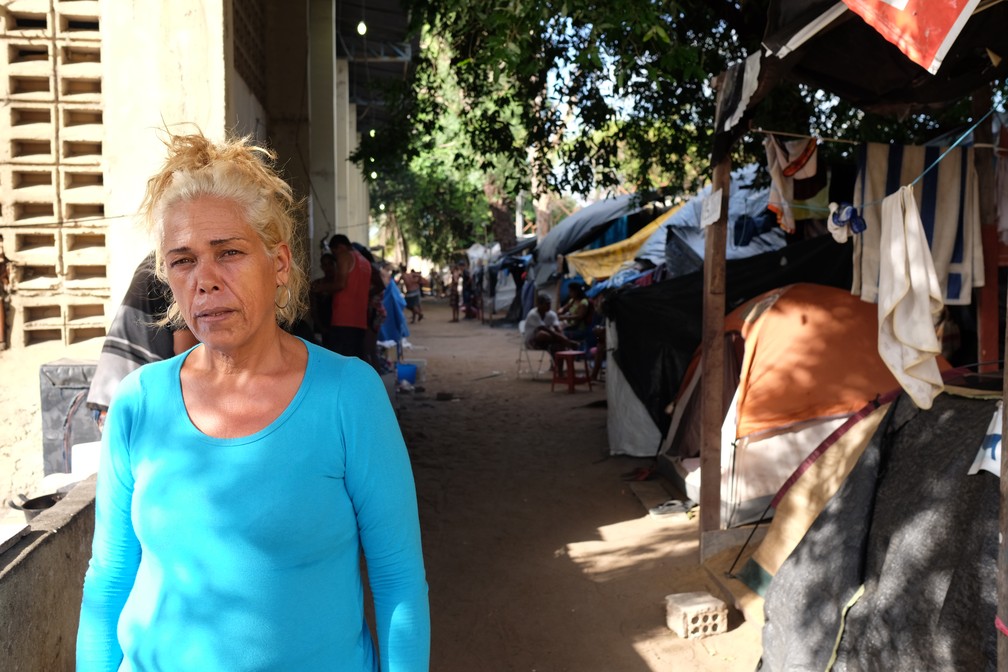 Silmara Monteiro fazia controle de entrada e saída de moradores, mas desistiu de continuar com a lista: todo dia chegam 50 ou 100 imigrantes aqui' (Foto: Inaê Brandão/G1 RR)