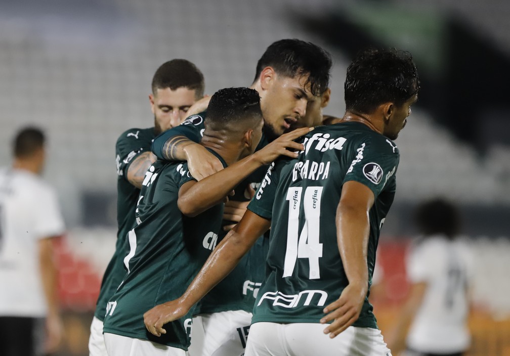 Bola parada novamente ajudou o Palmeiras: gol veio quando equipe era pior em campo � Foto: Reuters