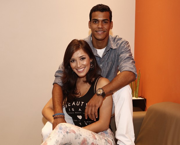 Namorada de Marcello Melo Jr., Caroline Alves entrega intimidades do casal (Foto: Inácio Moraes/TV Globo)