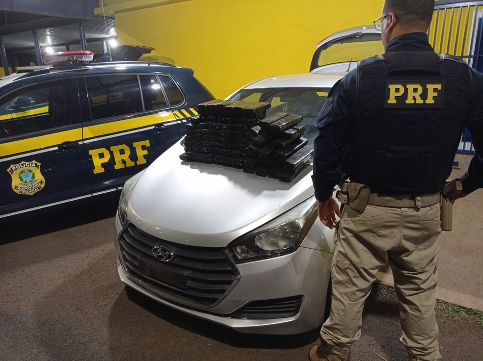Após perseguição em rodovia, PRF prende três com quase 80 tijolos de maconha em Ourinhos — Foto: PRF/Divulgação
