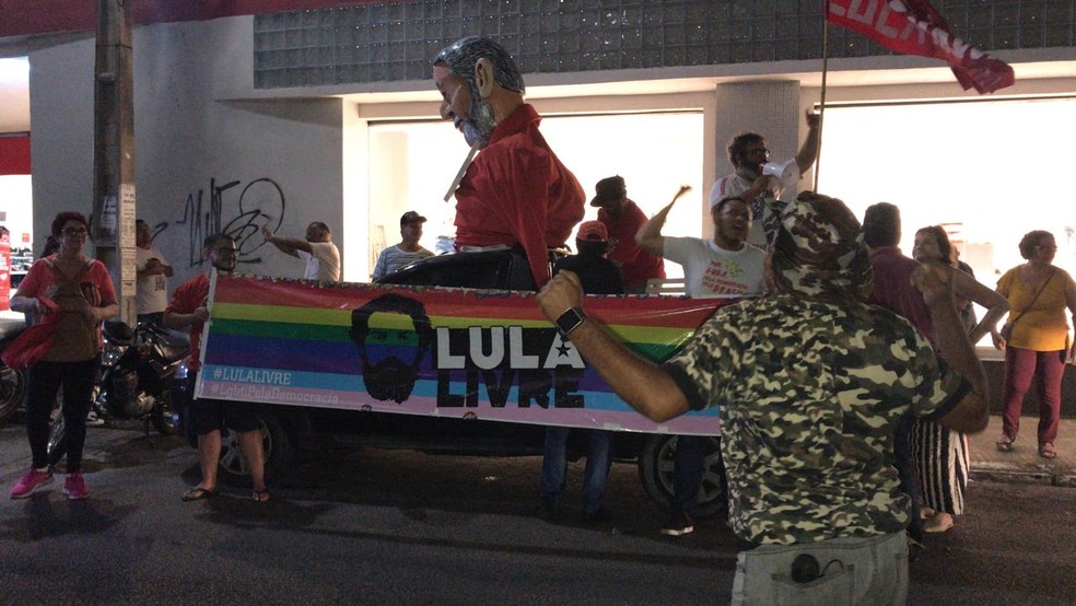 Militantes comemoram soltura do ex-presidente Lula no centro de Natal â€” Foto: Gabriela Fernandes/Inter TV Cabugi