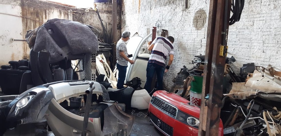PeÃ§as de pelo menos cinco veÃ­culos roubados ou furtados foram encontradas dentro da oficina  â Foto: PolÃ­cia Civil do RN/DivulgaÃ§Ã£o