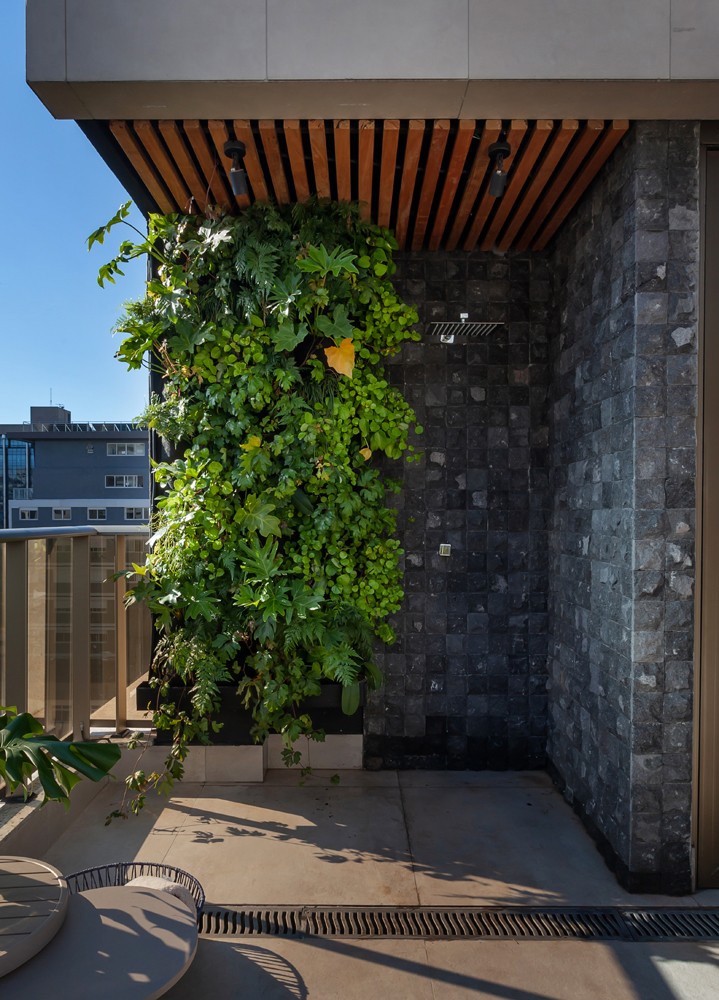 Décor do dia: terraço com base neutra, jardim vertical e teto com ripas de madeira (Foto: Henrique Queiroga)