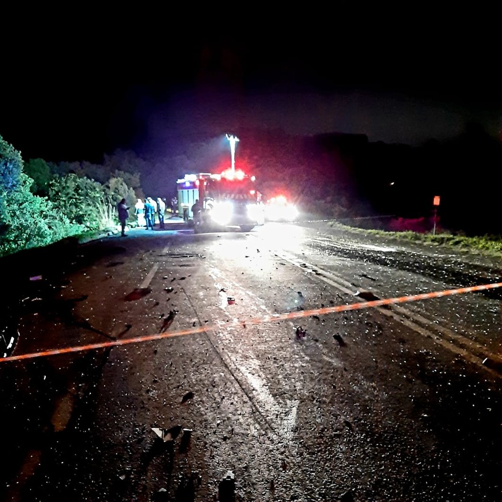 Motorista de carro morre após se envolver em acidente com ônibus e caminhão, na PR-423 — Foto: Rodrigo Brito/RPC