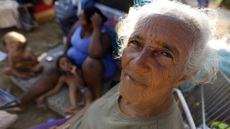 Judite Rodrigo dos Santos, de 76 anos, recebe uma aposentadoria, mas como já fez alguns empréstimos, sua renda mensal é de R$ 650 — Foto: Cristiano Mariz
