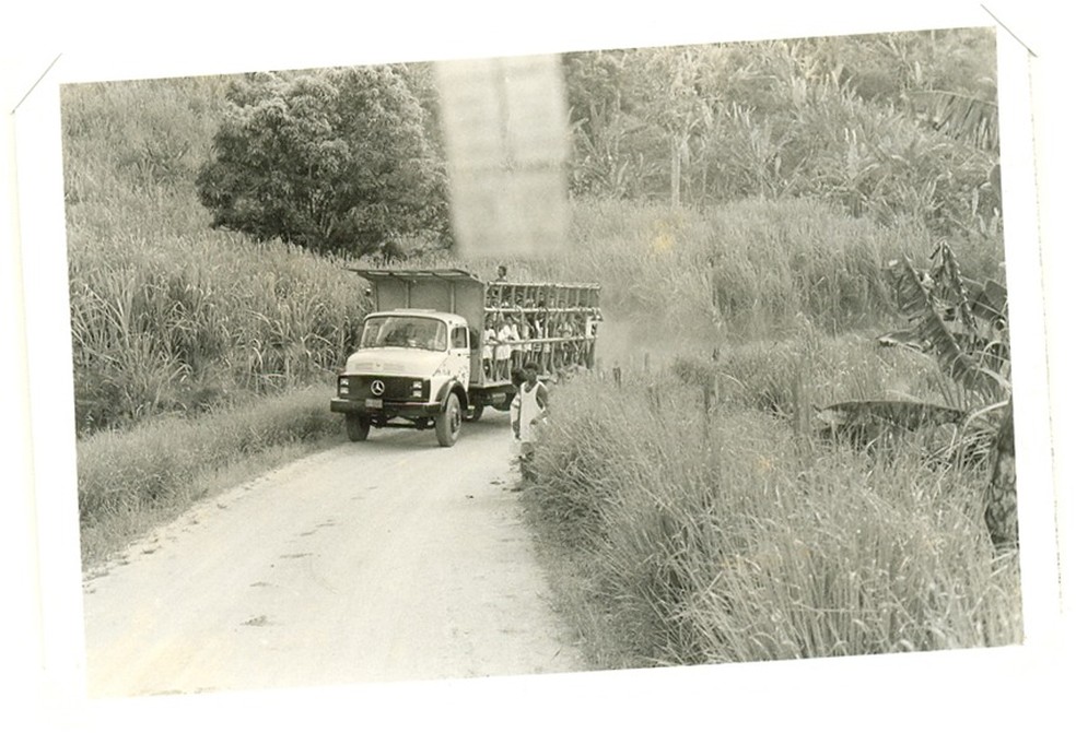 Décadas atrás, única maneira de subir a Serra da Barriga, em União dos Palmares, era a pé ou em caminhões por causa do difícil acesso — Foto: Arquivo Ufal