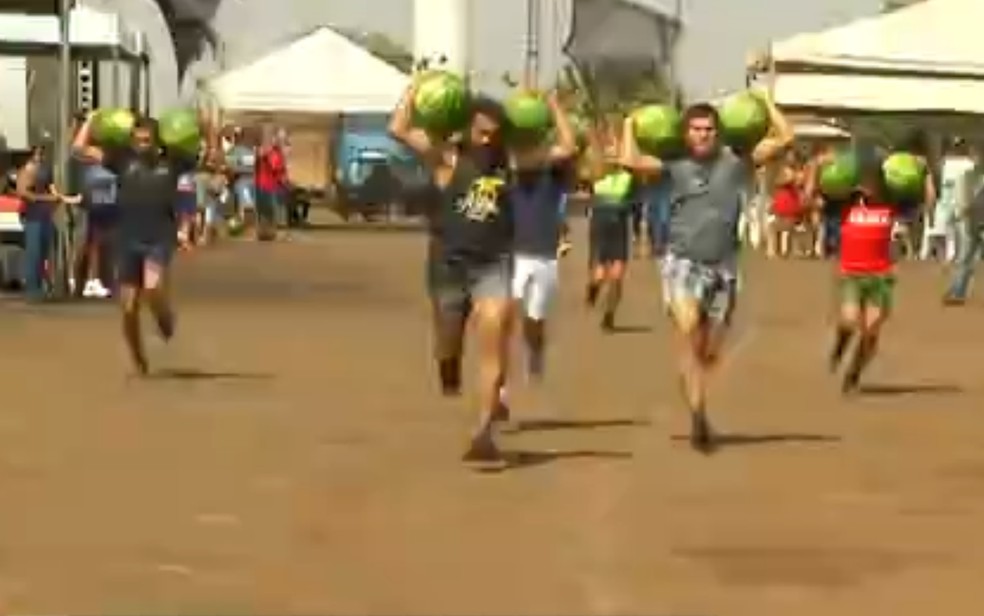 Competidores na corrida de melancias em Lagoa do Bauzinho em Rio Verde, Goiás — Foto: Reprodução/TV Anhanguera