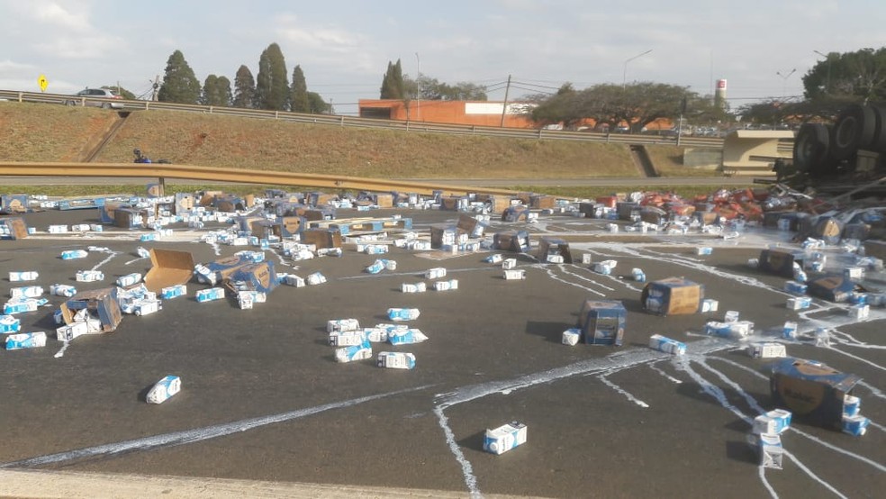 Várias caixas de leite ficaram na pista de rodovia em Tatuí — Foto: Fernando Andrade/Arquivo pessoal