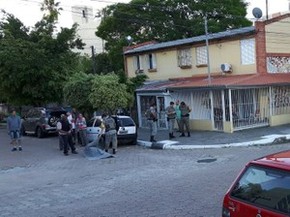 Homem foi morto em vila nas proximidades do Ginásio Tesourinha, em Porto Alegre (Foto: Lisiane Lisboa)