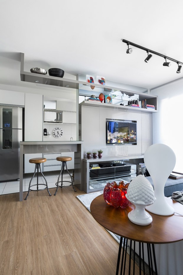 Decoração neutra e painel espelhado amplia apartamento de 62 m² (Foto: Divulgação)