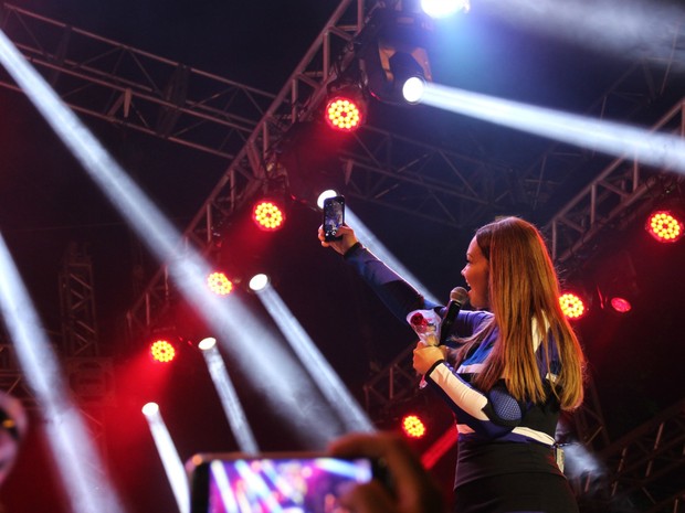 Sol tirou selfie com os fãs durante o show (Foto: Ive Rylo / G1 AM)