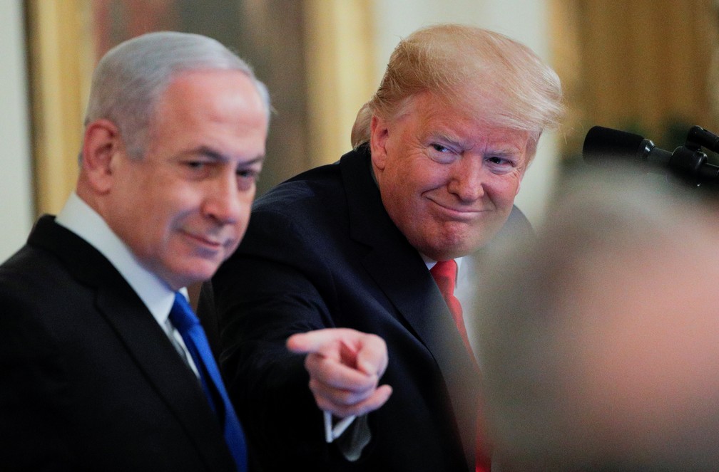 Benjamin Netanyahu e Donald Trump apresentam plano para paz entre Israel e Palestina nesta terça-feira (28) — Foto: Brendan McDermid/Reuters
