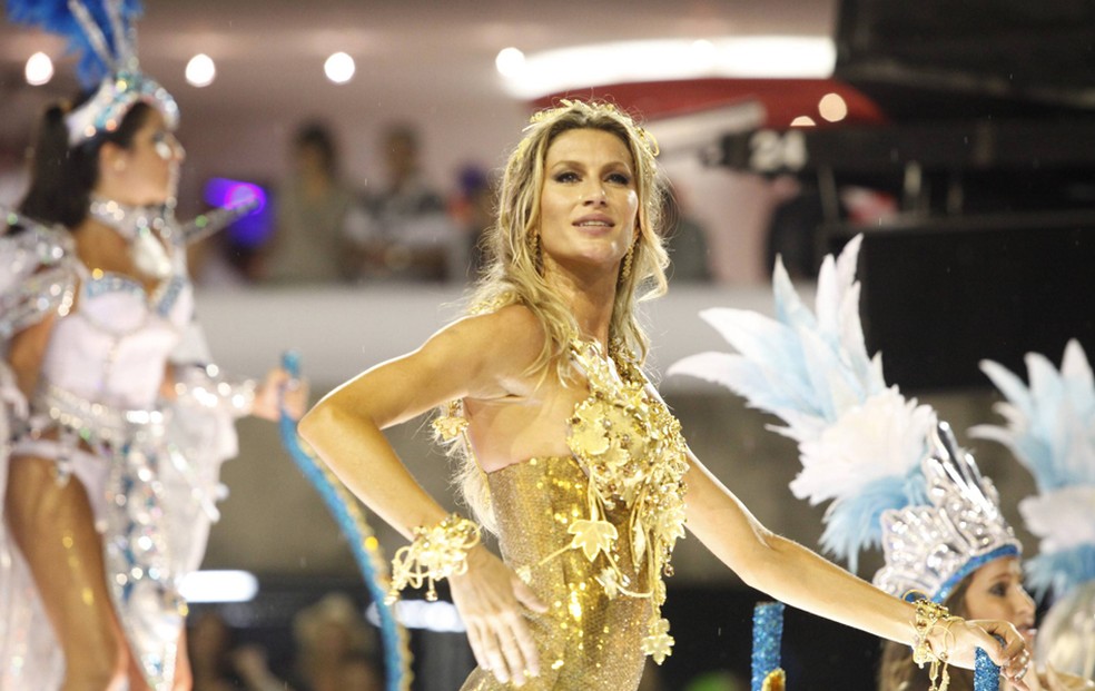 A modelo Gisele Bündchen foi o destaque do último carro da Vila Isabel em 2011 — Foto: Rodrigo Gorosito/G1