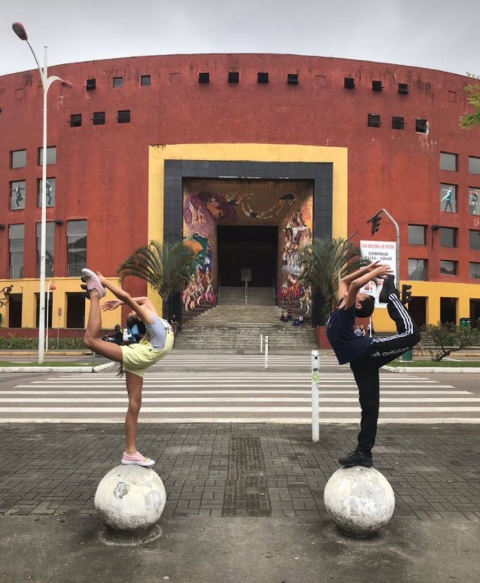 Bailarinos na frente da escola Bolshoi no Brasil — Foto: Caio Jullyano/ Arquivo pessoal 