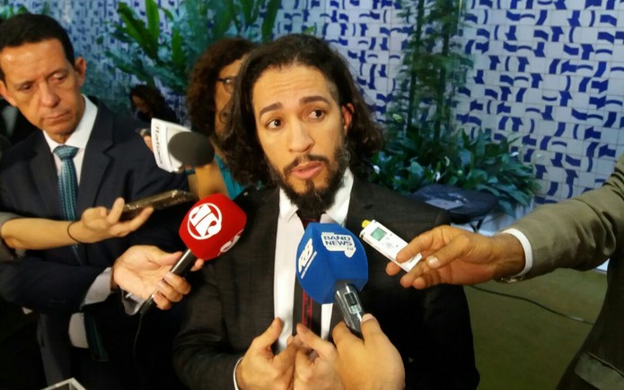 O deputado Jean Wyllys (PSOL-RJ), ao comentar a decisão do Conselho de Ética da Câmara — Foto: Bernardo Caram/G1
