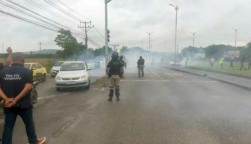 PM e Guarda Municipal desmobilizam bloqueio na Grota Funda — Foto: Reprodução/TV Globo