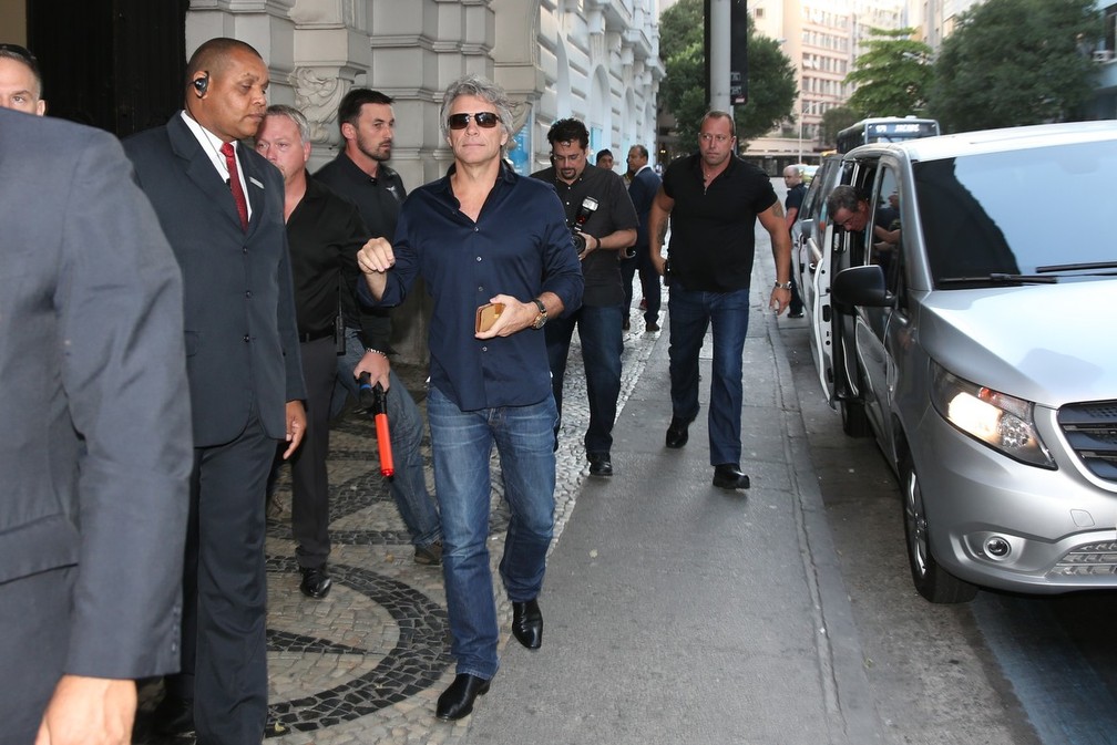 Jon Bon Jovi passeia no Rio cercado por seguranças em setembro de 2017 — Foto: AgNews