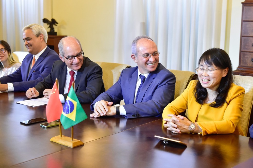 O secretÃ¡rio de EducaÃ§Ã£o, Haroldo Rocha, o governador Paulo Hartung e a diretora chinesa do Instituto ConfÃºcio, Ana Qiao â Foto: Leonardo Duarte/Secom-ES