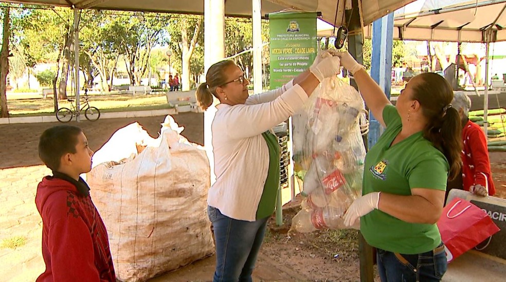 Cada quantidade de material reciclável recolhido equivale a um valor da 