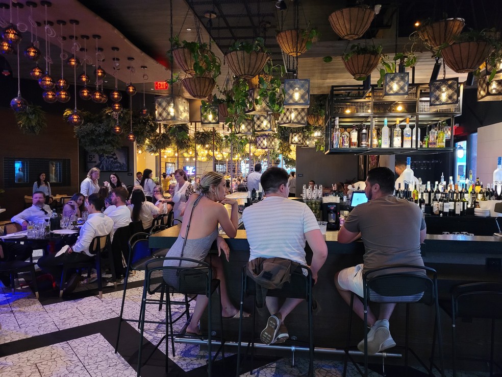 À noite, o Estefan Kitchen, restaurante da cantora Gloria Estefan, é uma opção animada em Kissimmee — Foto: Eduardo Maia