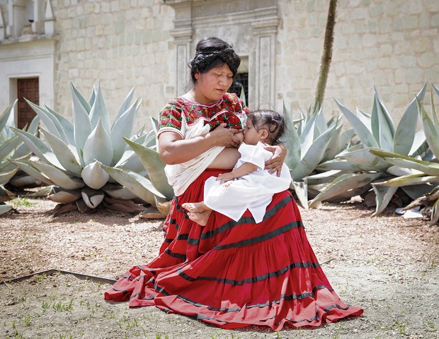 Hilda, do México, amamenta o filho (Foto: Tina Boyadjieva )