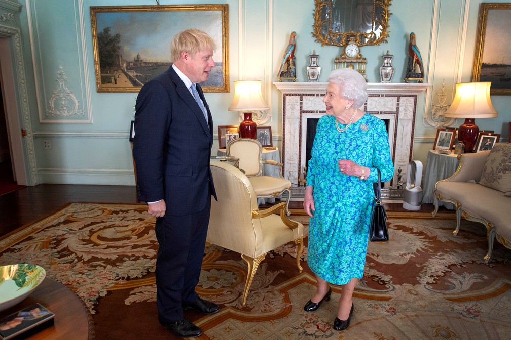 Boris Johnson e a Rainha Elizabeth II em foto do dia 24 de julho, no Palácio de Buckingham. — Foto: Victoria Jones/Pool via Reuters