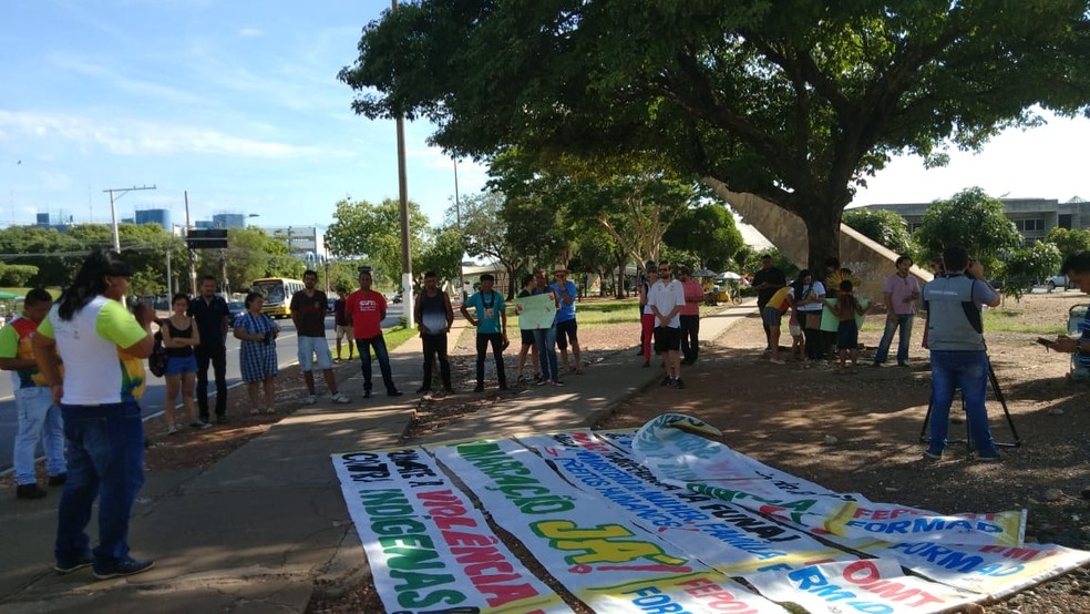 Indígenas estão reunidos na Praça Ulisses Guimarães — Foto: FEPOIMT/ Divulgação