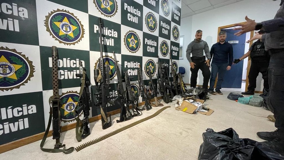 A metralhadora ponto 50 é a mais longa dentre os armamentos apreendidos — Foto: Fábio Rossi/ Agência O Globo