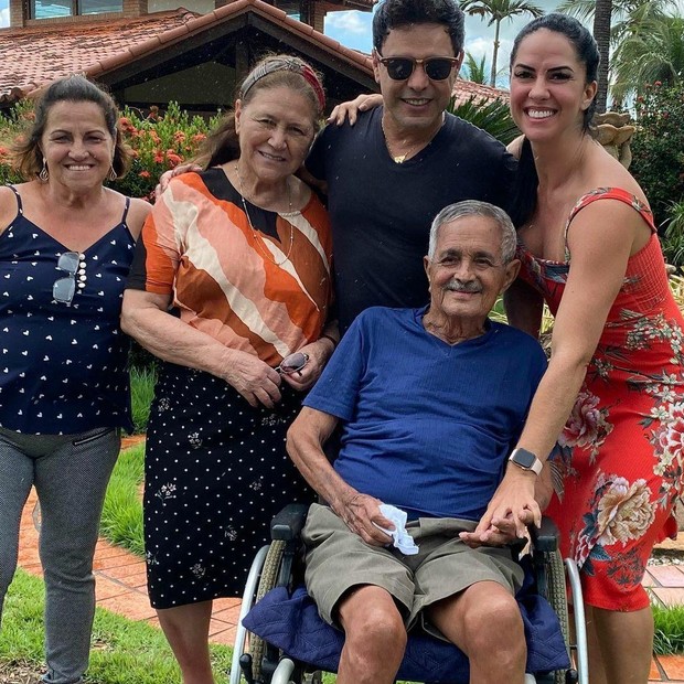 Zezé Di Camargo rodeado pela irmã, mãe, pai e mulher (Foto: Reprodução/Instagram)