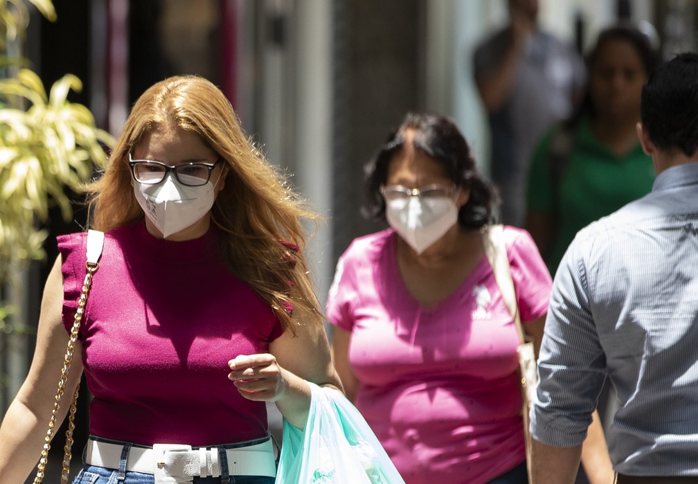 Alta da taxa de positivos para a Covid-19 leva população a voltar a usar máscaras. — Foto: Ana Branco / Agência O Globo