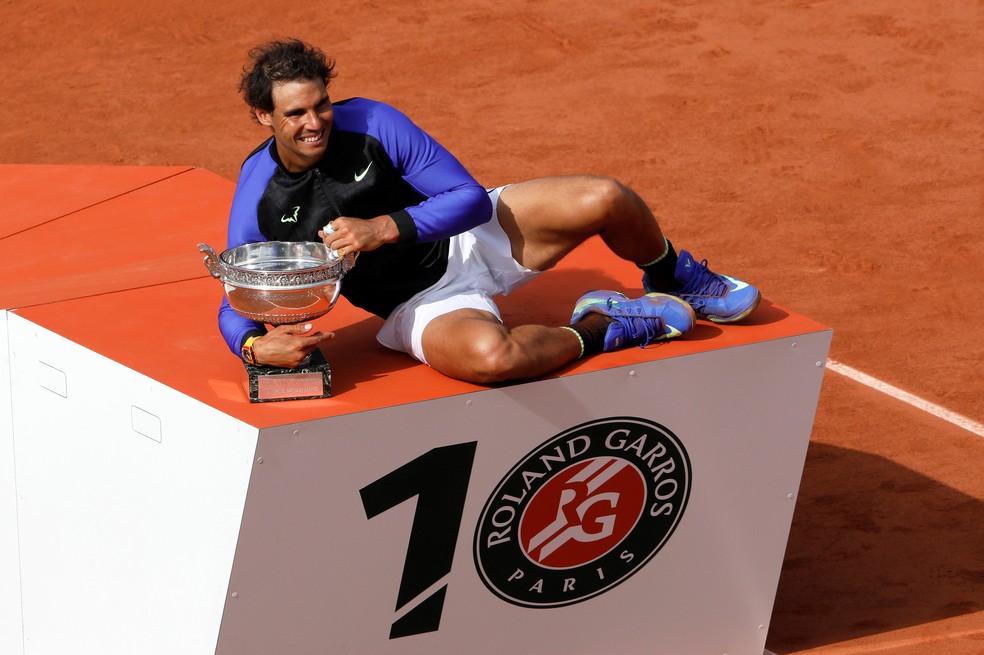 2017 - Depois de dois anos longe dela, Nadal reencontra taça de Roland Garros ao bater Wawrinka — Foto: Reuters