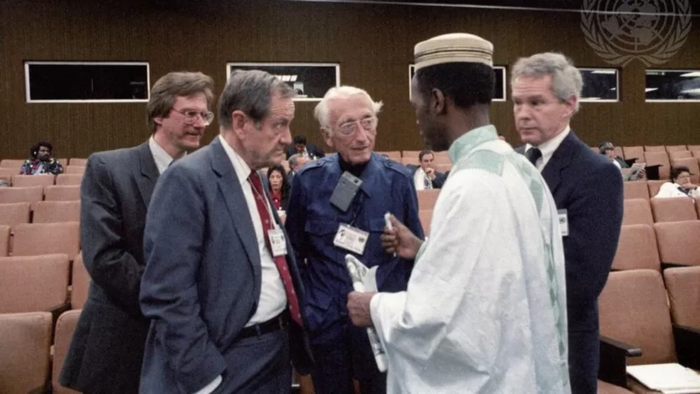 Uma das coletivas de imprensa mais concorridas da Rio-92 foi a do oceanógrafo francês Jacques Cousteau (ao centro, de camisa azul) — Foto: BBC/UN PHOTO