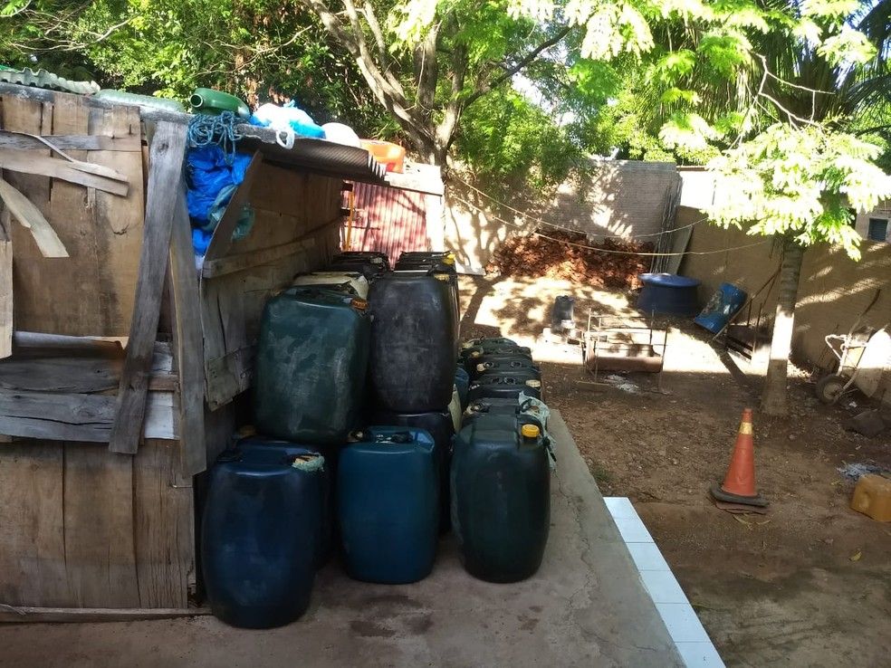AÃ§Ã£o em cidade de MS resultou na apreensÃ£o de 900 litros de combustÃ­vel  â Foto: PolÃ­cia Federal/DivulgaÃ§Ã£o