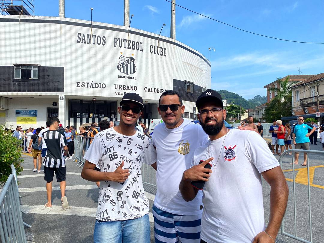 Vinicius, Ray e Francisco são corinthianos e esperam para ver o corpo de Pelé na manhã desta segunda-feira (2) na Vila Belmiro, em Santos, no litoral de SP.