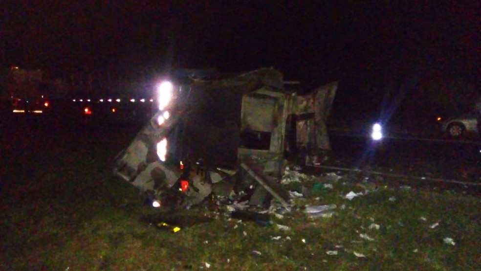 Carro-forte ficou destruído após assalto na Rodovia Anhanguera em Santa Rita do Passa Quatro — Foto: Marlon Tavoni/EPTV