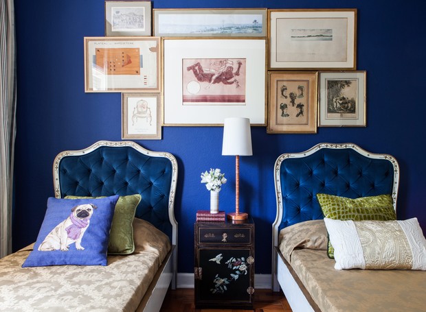 Estas camas dos anos 1950 têm cabeceira de veludo azul e o mesmo tom serviu de base para a parede neste projeto do arquiteto Paulo Carvalho (Foto: Edu Castello e Lufe Gomes/Casa e Jardim)
