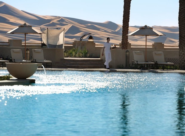 Sinta-se em um oásis nessa piscina com vista para as dunas de areia do deserto de Abu Dhabi (Foto: Qasr Al Sarab Resort/ Reprodução)