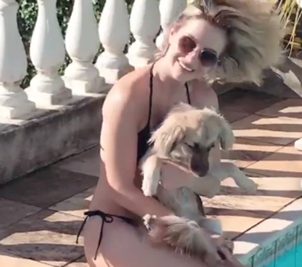 Bárbara França e a cadelinha Valentina (Foto: Reprodução/Instagram)