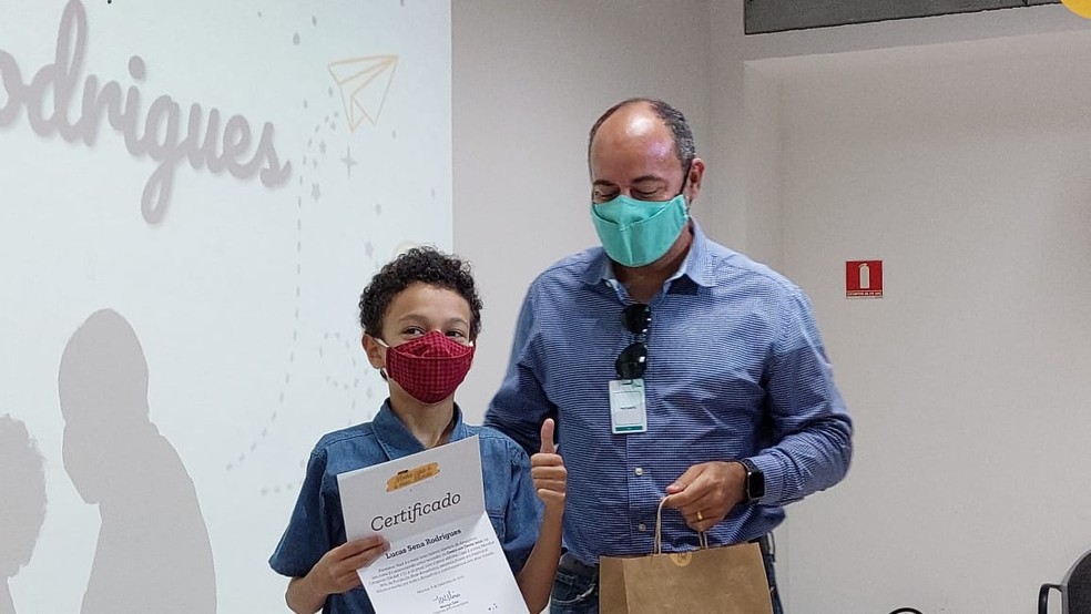 O estudante Lucas Sena Rodrigues, de 12 anos, foi premiado no concurso "Conta um Conto", da Fundação Rede Amazônica. — Foto: Patrick Marques/G1 AM